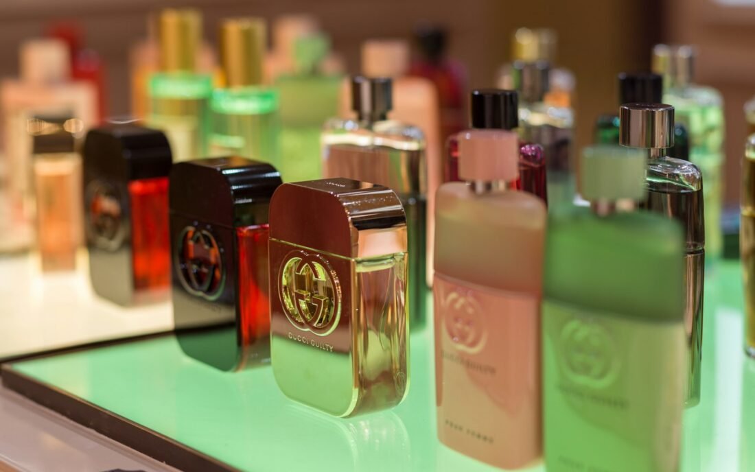 Como Faturar Alto com Decante de Perfumes: Guia para Criar um Negócio de Forma Legal e Estratégica Como Faturar Alto com Decante de Perfumes: Guia para Criar um Negócio de Forma Legal e Estratégica