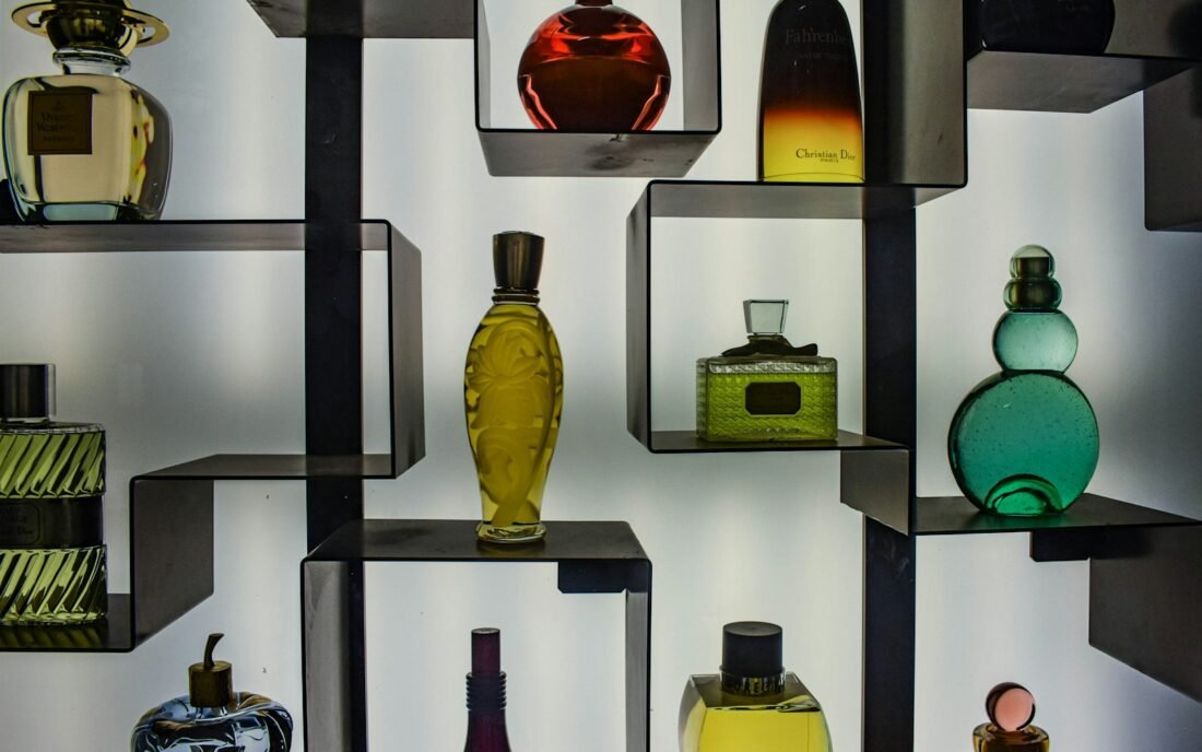 Aprenda Como Ganhar Dinheiro com Perfumes e Fazer uma Renda Extra Aprenda Como Ganhar Dinheiro com Perfumes e Fazer uma Renda Extra